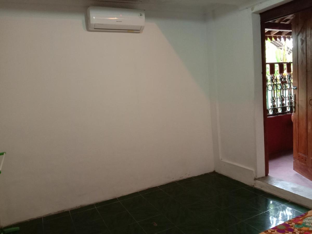 Rumah Ukhi Guest House Cebongan Exterior photo