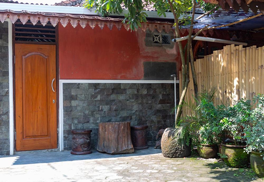 Rumah Ukhi Guest House Cebongan Exterior photo